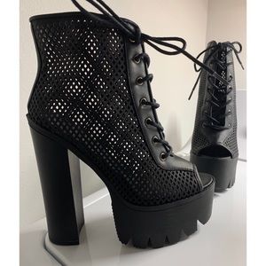 NEW IN BOX DOLLSKILL Chunky Lace Up Booties Size 7